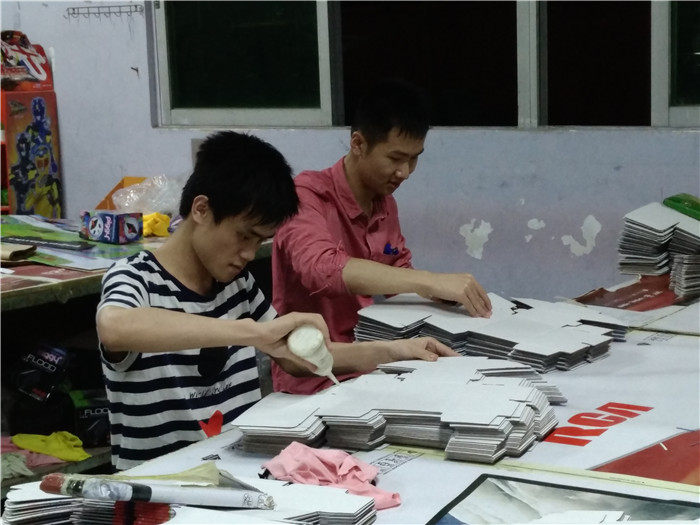 英利印刷为彩盒客户加班